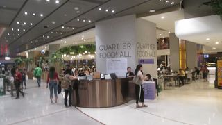 クリスマスシーズンのクオーティエ フード ホール