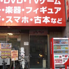 花まる学習会王子小劇場の入口です。本当に目立たない入口です。