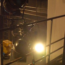 まばゆいライトのもと、厳しい演劇のけいこが続けられています。