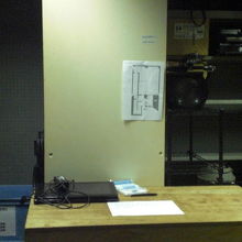 激しいばかりの練習の動きの中、座って休むような人はいません。