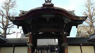 京都駅から来ると最初にある門