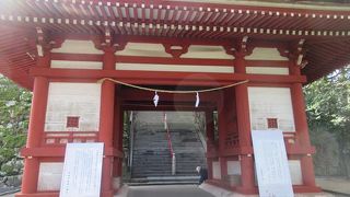 吉備津神社の赤い門は重要文化財に指定