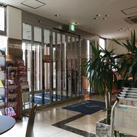 レセプション側から見た玄関