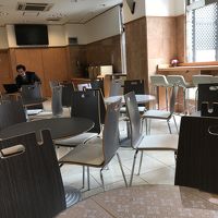 ロビーに続いて朝食を食べる会場にもなるスペースがあります。