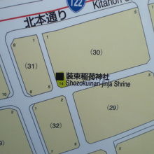 装束稲荷神社は、北とぴあ前の北本通り(１２２号線)の近くです