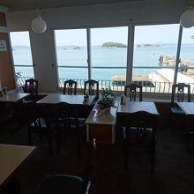 店内から瀬戸内の海が見える