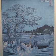 安藤広重の錦絵です。多数の狐が装束を着るため集まっています。