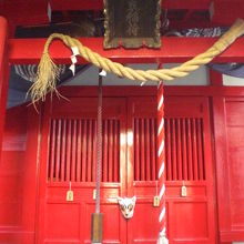装束稲荷神社の社殿です。装束稲荷との額が掲げられています。