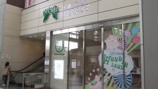 駅から直結で雨に濡れないショッピングモール