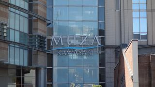 駅前の目を惹く立派な建物