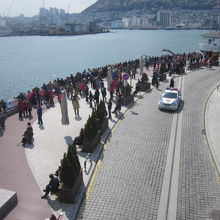 ”跳ね始める”14時の10分位前の橋の袂の様子