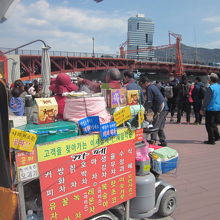 ”跳ねる”時間帯のみ、商魂逞しく、こんな露店も出現します。