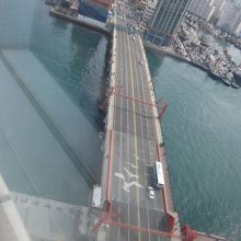 実は隣接のロッテ百貨店１３Fの展望台から眺めるのもお勧め！