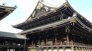 二重の屋根が特徴的