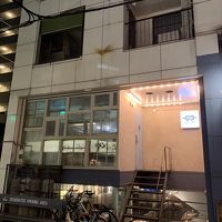 駅近で周辺には飲食店も多い。