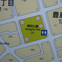 柳田公園周辺の地図です。柳田公園は、ほぼ四角形の公園です。