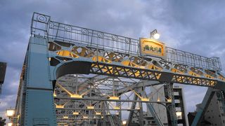 美しく堂々とした橋