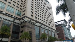 ホテルの隣で便利