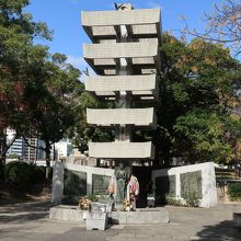 五輪塔を模したモニュメント