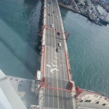 眼下には、”跳ね橋”として人気の影島大橋が望めます