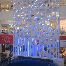 なかなかの存在感がある屋内噴水ですね