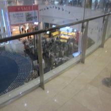 ２F回廊部分の様子。手摺の直近には近づくことが出来ません