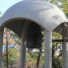 鐘を突く体験が大人気だ