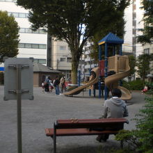 柳田公園の遊具やベンチです。公園の一角に設けられています。