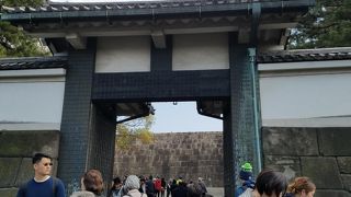 皇居東御苑に入る門の一つ
