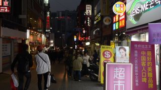 韓国らしいはなやかな中心街