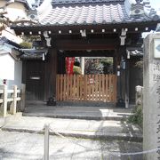 八坂神社の南にあります
