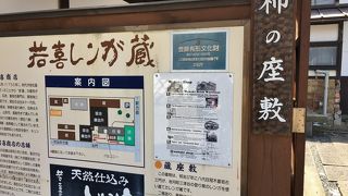 贅を尽くしたレンガ蔵が見事です