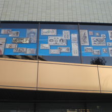 お札と切手の博物館では、印刷全般と各種のお札と切手を展示中