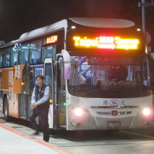 桃園国際空港行きのバス