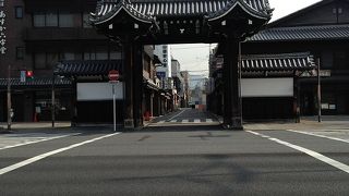 車がビュンビュン通る