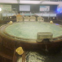 中央のジェットバスの様子。ちょっと温めなのも以前と変わらず。