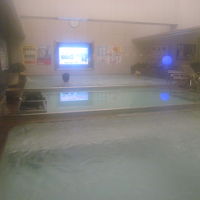 奥のテレビ付き大浴槽もそのままの風情ですね。