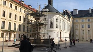 奇妙な形の建物の中で