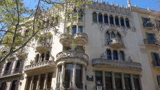 カサ・バトリョからちょっと離れていますが，ロエベが入っているビルです。