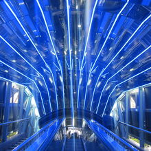 近未来的な風情のエスカレーター内の様子