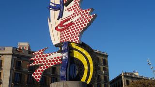 ウォーターフロントの入口に位置するモニュメント。