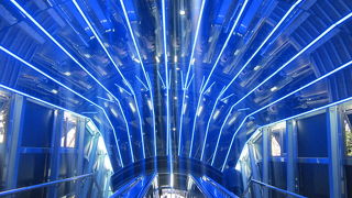 入口に続く、近未来的な風情のエスカレーターがステキ！