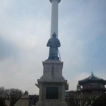 直線的に釜山タワーを配すると、ちょっとコミカルな像の風情に。