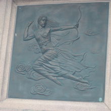 台座部分のデザインは案外チャラ目？