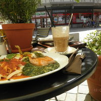 サーモンフライとアイスコーヒー