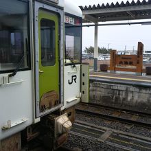 終点に停車中の快速しもきた