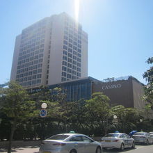 カジノはパラダイスホテル新館の１Fにあります