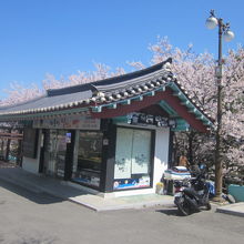 峠には売店兼観光案内所も設置されていました