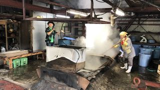 手作りの出来たての黒糖をつまみ食い♪