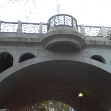 音無親水公園から見た音無橋です。特徴であるバルコニーが見える